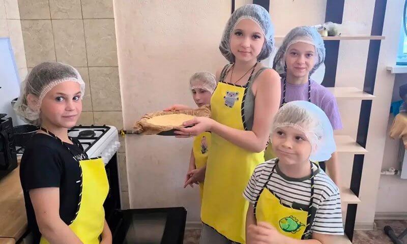 Дети из летнего лагеря испекли шарлотку на мастер-классе в центре